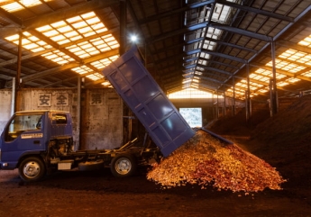 肥料化の工程①原料搬入の様子