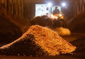 肥料化の工程②原料と培地を混合の様子